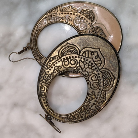 Stamped moroccan design oval hoop earring - Picture 8 of 9